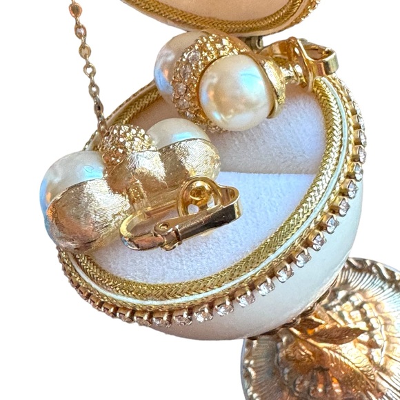 Vintage C1980s gold simulated pearl rhinestone clip on earrings stamped designer - Picture 6 of 14